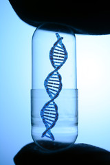 Arzt, Wissenschaftler oder Forscher für Gentechnik oder Genetik hält Pille oder Kapsel mit DNA...