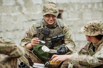 Fototapeta premium british soldiers team eating on the battlefield