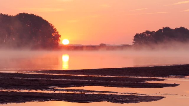 Sonnenaufgang mit Nebel an der Elbe