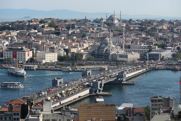 Obraz premium Galata Bridge and the Golden Horn in Istanbul (Turkey)