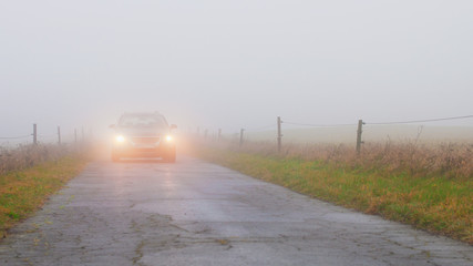 strassenverkehr im nebel