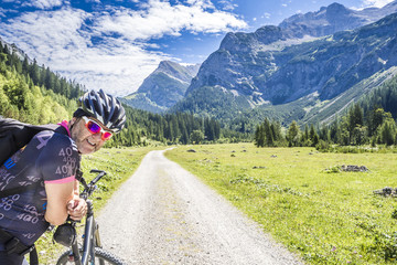 Portrait Mountainbiker in den Alpen