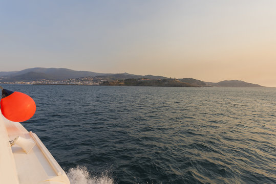 Vista de Baiona desde el barco de pasajeros a Islas Cies (Pontevedra, Espa&ntilde;a).