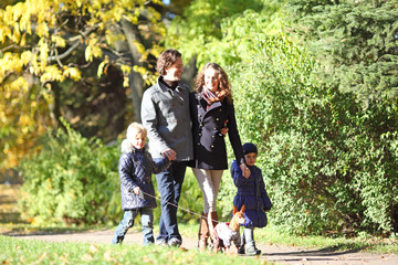 Naklejka na ściany i meble Family in autumn park