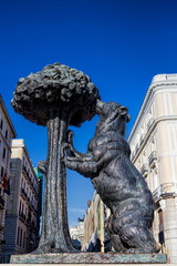 Fototapeta premium Wahrzeichen Madrid - Bär am Erdbeerbaum