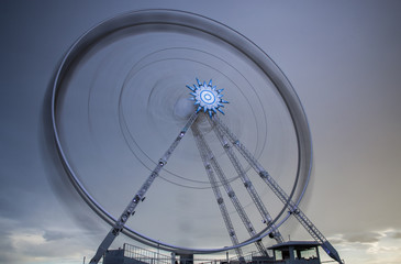 Ruota panoramica in movimento