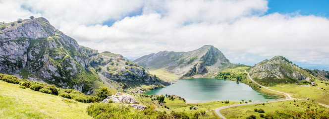 Lago de la Ercina Bergsee im Parque Nacional de los Picos de Europa (Picos d’Europa) Asturies (Asturien, Asturias) Spanien (España) - obrazy, fototapety, plakaty