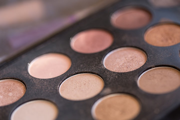 Cienie do makijażu. Pudełko z odcieniami