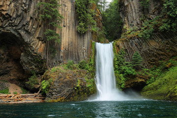 Fototapeta na wymiar Toketee Falls in Oregon