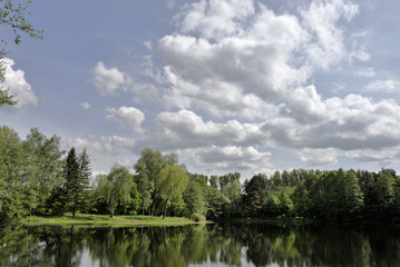 Fototapeta na wymiar See im Sommer mit Wolken