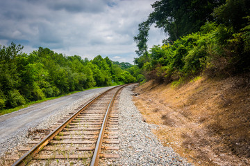 Obraz premium Dirt road and railroad track in rural Carroll County, Maryland.