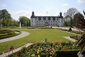 Schloss zu Schloß Neuhaus mit Schlossgarten