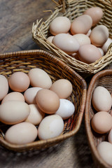 oeufs dans des corbeilles