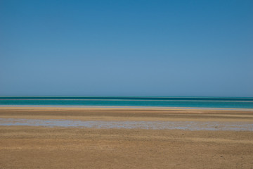 Fototapeta na wymiar Sand, strand, meer und der Horizont