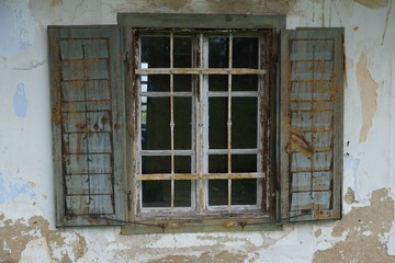 Altes Fenster mit Fensterladen und  Gitter