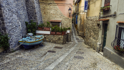 Chianalea di Scilla rimessa di barche tra le case © bellux