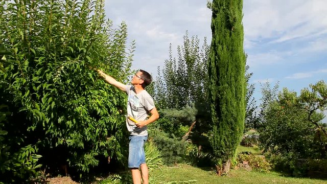 HOMME TAILLANT UN ARBUSTE &Agrave; LA CISAILLE_&eacute;pisode 3