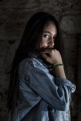 Hermosa chica posando con un pelo perfectamente liso, brillante. Moda con estilo swag. Sesión con...