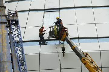 Construction workers in mobile hydraulic construction platform