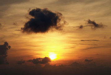 Fototapeta na wymiar beautiful sunset on the sea with beautiful cloud, subject is blu