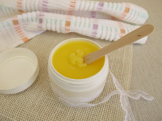 Ghee Butterschmalz zur Hautpflege und als Massageöl