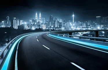 Stof per meter Snelweg viaduct bewegingsonscherpte met stad achtergrond. nacht scene . © jamesteohart