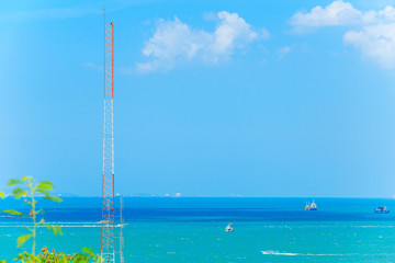 Obraz premium Communications tower with sea or ocean in the background.