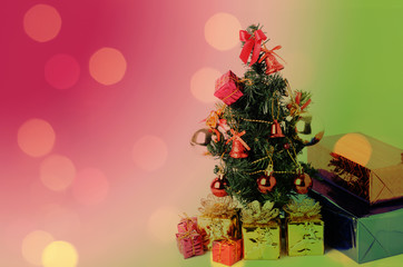 Fototapeta na wymiar Christmas tree and gift box with bokeh lights backgrounds