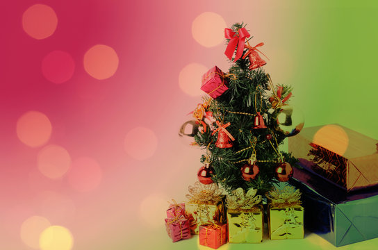Christmas tree and gift box with bokeh lights backgrounds