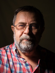 Obraz premium Beard elderly man in glasses