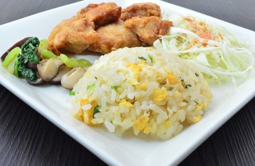 チャーハンと鶏の唐揚げ