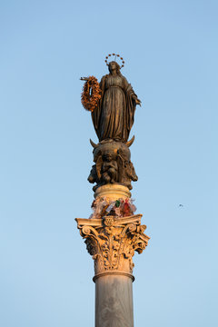  The Column of the Immaculate Conception, is a nineteenth-century monument depicting the Blessed Virgin Mary, located in Piazza Mignanelli and Piazza di Spagna. Rome, Italy.