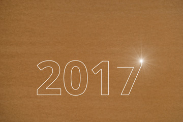 Laser schneidet in braunes Kraftpapier die Jahreszahl 2017 - Laser cuts in brown craft paper the year 2017 