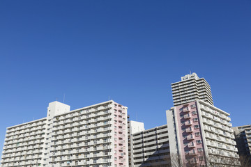 Naklejka premium 団地とマンション 東京都心の住居イメージ 青空 コピースペース