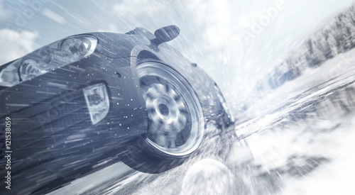 PKW auf winterlicher Fahrbahn