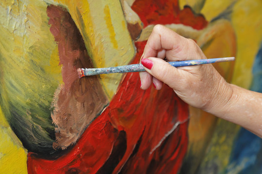 femme senior artiste peintre peignant tableau en peinture &agrave; l'huile en ext&eacute;rieur