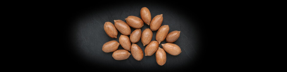 Obraz premium Noix de pécan sur ardoise de nuit, carte, menu, bannière