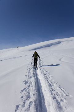 personne seule qui marche dans la montagne dans la neige avec un sac à dos