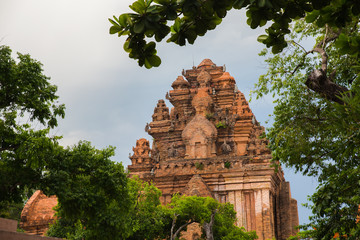 Чамские башни По Нагар