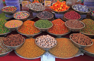 stall with spicery on the street market in Ahmedabad - 121544269