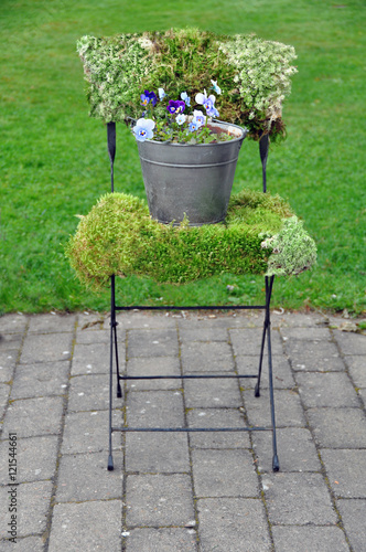 DIY moss covered chair for your garden | Yard | Pinterest