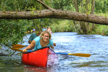 abenteuerliche Paddeltour auf einem naturbelassenen Fluss
