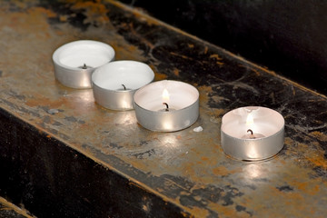 Opferkerzen in der Kirche