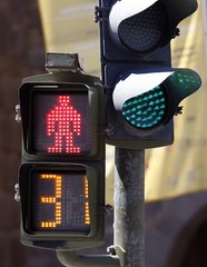 SEMAFORO CON INDICADOR DE TIEMPO PARA CAMBIARSE DE COCHES A PEATONAL