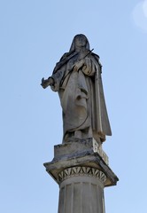 MONUMENTO A SANTA TERESA DE JESÚS EN ÁVILA, CASTILLA Y LEÓN, ESPAÑA.