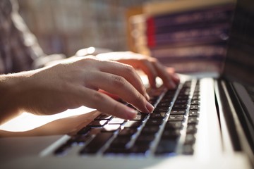 Obraz premium Studentka za pomocą laptopa w bibliotece