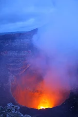 Papier Peint photo autocollant Volcan Nouveau lac de lave dans le cratère Santiago, volcan Masaya (Nicaragua)