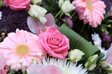 Bouquet de fleurs sur une pierre tombale..