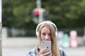 Mit dem Handy an der roten Ampel