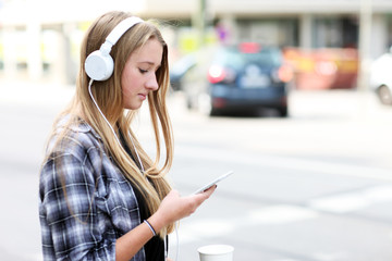 Teenager mit Handy und Kopfhörer im Verkehr